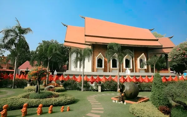 วัดศาลาลอย (พระอุโบสถเซรามิก)